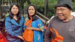 Warga Panglima Polim Terima Bantuan Sembako dari BRI