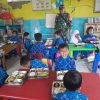 Babinsa Kawal Distribusi MBG SPPG Kertasari, Ribuan Pelajar dan Posyandu Nikmati Makanan Bergizi
