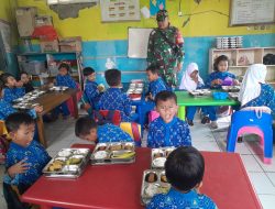 Babinsa Kawal Distribusi MBG SPPG Kertasari, Ribuan Pelajar dan Posyandu Nikmati Makanan Bergizi
