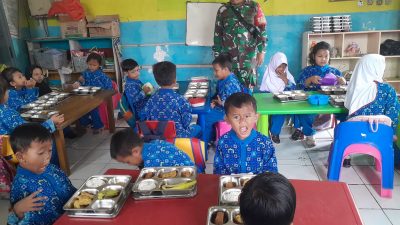 Babinsa Kawal Distribusi MBG SPPG Kertasari, Ribuan Pelajar dan Posyandu Nikmati Makanan Bergizi