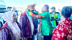 Kaya Nilai Budaya: Rombongan Pejabat Sulsel Terima Penghormatan Adat di Bandara Rendani
