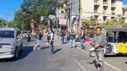250 Bendera Merah Putih Dibagikan di Jalan Nusantara Makassar, Sat Intelkam Gandeng Komunitas Bajaj Maxim