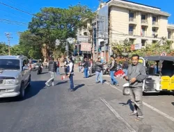250 Bendera Merah Putih Dibagikan di Jalan Nusantara Makassar, Sat Intelkam Gandeng Komunitas Bajaj Maxim