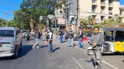 250 Bendera Merah Putih Dibagikan di Jalan Nusantara Makassar, Sat Intelkam Gandeng Komunitas Bajaj Maxim