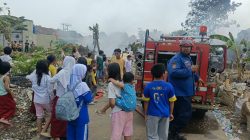 BREAKING NEWS !! Lapak Limbah Plastik di Bekasi Terbakar, Koramil 14 Cikarang Barat Gerak Cepat Padamkan Api
