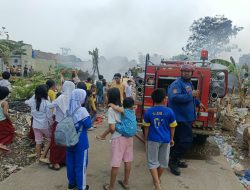 BREAKING NEWS !! Lapak Limbah Plastik di Bekasi Terbakar, Koramil 14 Cikarang Barat Gerak Cepat Padamkan Api